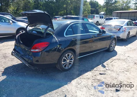 2015 Mercedes-Benz C 300 4Matic z USA, uszkodzony, nr VIN 55SWF4KBXFU022045